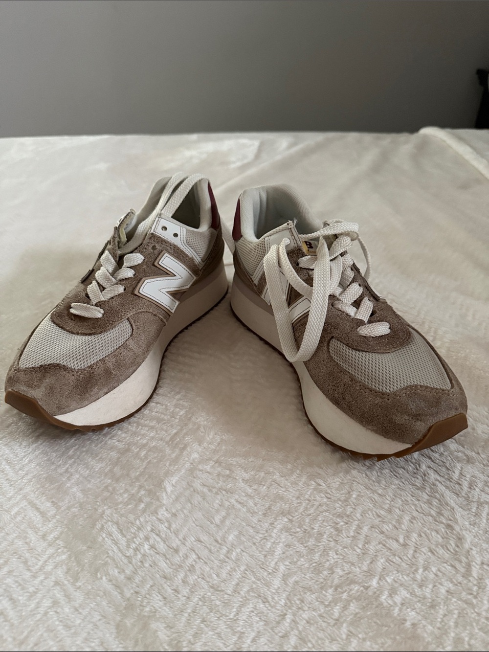 New Balance Sneakers Men’s 7 Women’s 8.5 Beige Gray Burgundy